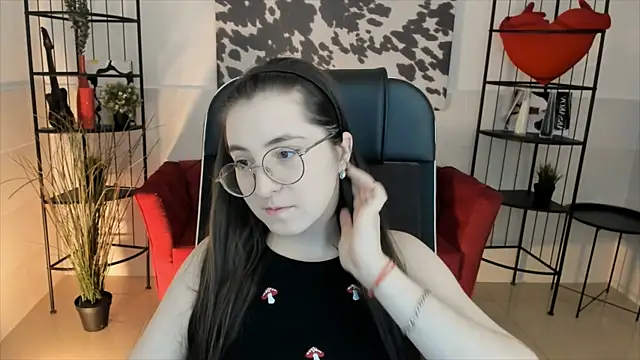 Snapshot of VirtuallVoyant chatting on 11-12-25, 02:23 VirtuallVoyant online show from 11-12-25, 02:23