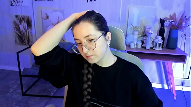 Snapshot of VirtuallVoyant chatting on 11-14-25, 04:33 VirtuallVoyant online show from 11-14-25, 04:33