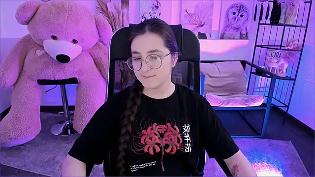 Snapshot of VirtuallVoyant chatting on 12-04-25, 08:45 VirtuallVoyant online show from 12-04-25, 08:45