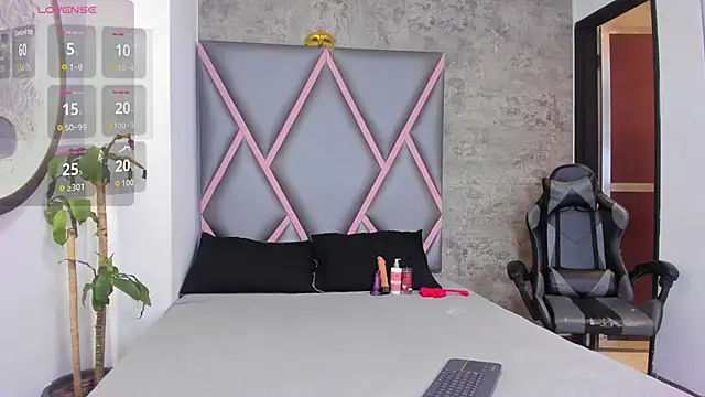 Quee Sophine online show from 12-16-25, 07:30