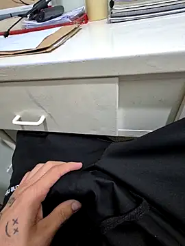 Snapshot of Saraiva2002 chatting on 12-19-25, 02:24 Saraiva2002 online show from 12-19-25, 02:24