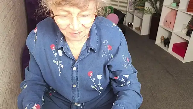 Snapshot of Betty_Brick chatting on 05-27-26, 05:21 Betty Brick online show from 05-27-26, 05:21