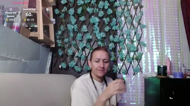 Snapshot of darling_hott chatting on 02-18-26, 10:11 darling hott online show from 02-18-26, 10:11