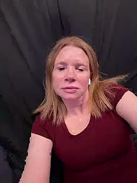 Snapshot of JulieHolliday chatting on 05-16-26, 07:34 JulieHolliday online show from 05-16-26, 07:34
