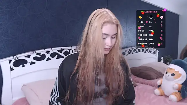 Lili Luuu online show from 10-18-25, 04:15