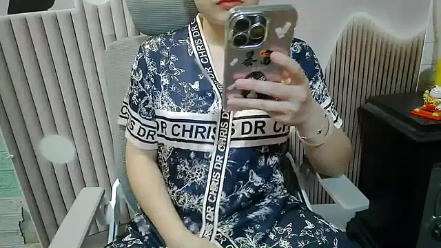 Snapshot of Emachiii chatting on 09-26-25, 12:53 Emachiii online show from 09-26-25, 12:53