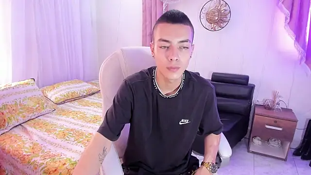 Snapshot of Dereck_Boy8 chatting on 10-31-25, 08:10 Dereck Boy8 online show from 10-31-25, 08:10