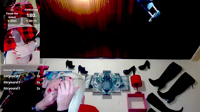 Snapshot of blondehot5v chatting on 10-02-25, 12:01 blondehot5v online show from 10-02-25, 12:01