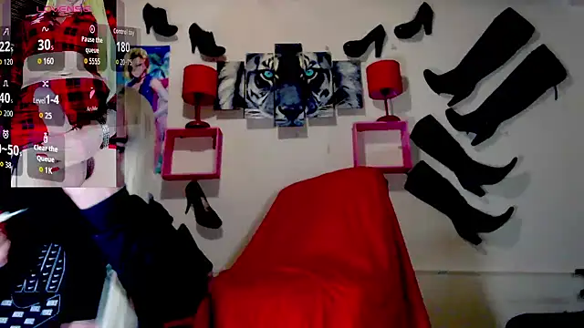 Snapshot of blondehot5v chatting on 10-10-25, 12:15 blondehot5v online show from 10-10-25, 12:15