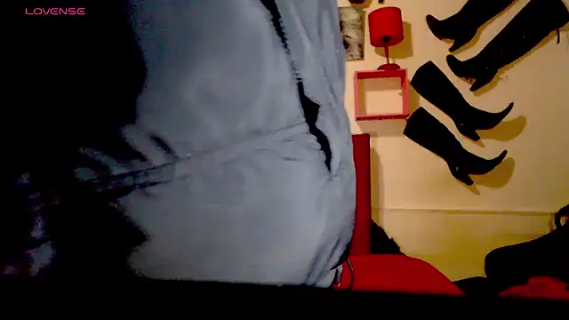 Snapshot of blondehot5v chatting on 10-27-25, 12:09 blondehot5v online show from 10-27-25, 12:09