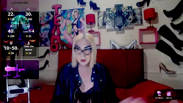 Snapshot of blondehot5v chatting on 10-29-25, 12:18 blondehot5v online show from 10-29-25, 12:18