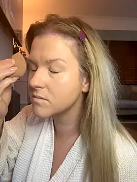 Snapshot of Charleigh_xx chatting on 11-11-25, 11:54 Charleigh xx online show from 11-11-25, 11:54