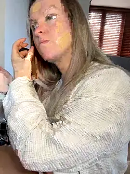 Snapshot of Charleigh_xx chatting on 11-18-25, 12:20 Charleigh xx online show from 11-18-25, 12:20