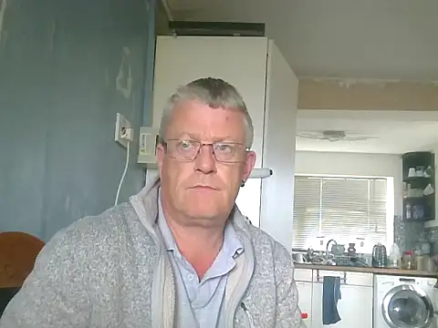 Snapshot of hefin18 chatting on 04-10-26, 11:37 hefin18 online show from 04-10-26, 11:37