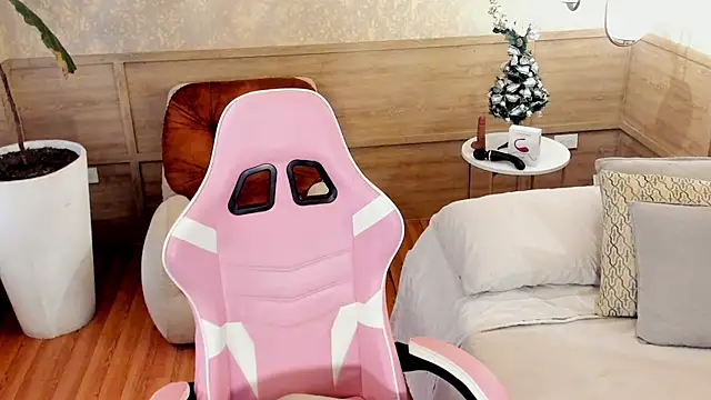 Skyyle  online show from 12-17-25, 01:28