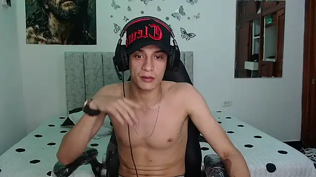 Snapshot of Ethanho0t chatting on 01-06-26, 06:28 Ethanho0t online show from 01-06-26, 06:28