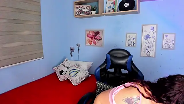 Snapshot of Nicky_lucy_m chatting on 05-10-26, 01:55 Nicky lucy m online show from 05-10-26, 01:55