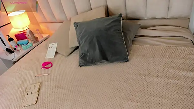 Clhoe Johnson online show from 10-30-25, 12:28