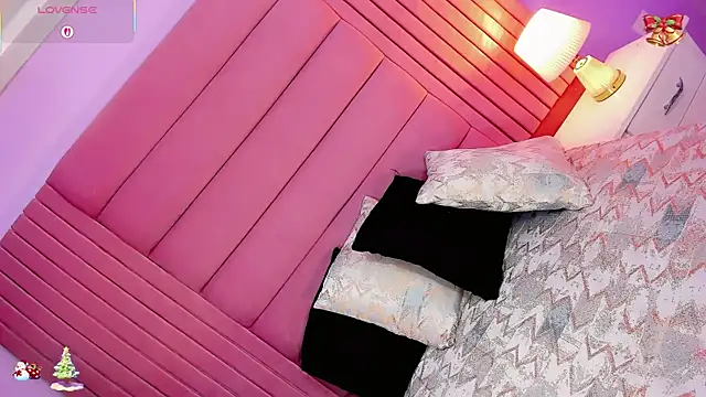 Snapshot of Valeria_Rouss chatting on 12-21-25, 09:00 Valeria Rouss online show from 12-21-25, 09:00