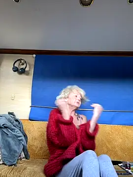 Snapshot of ladyboatlady chatting on 09-26-25, 07:01 ladyboatlady online show from 09-26-25, 07:01