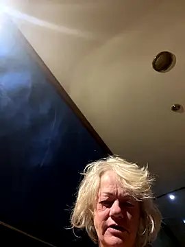 Snapshot of ladyboatlady chatting on 09-28-25, 04:51 ladyboatlady online show from 09-28-25, 04:51