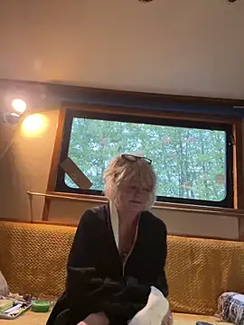 Snapshot of ladyboatlady chatting on 10-09-25, 06:33 ladyboatlady online show from 10-09-25, 06:33