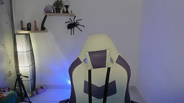 Snapshot of scarlett_enjoy1 chatting on 10-29-25, 01:02 scarlett enjoy1 online show from 10-29-25, 01:02