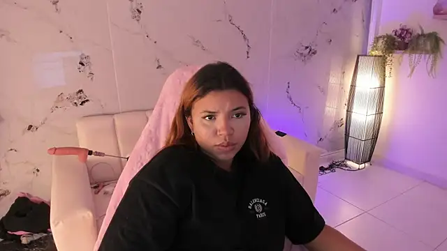 Snapshot of scarlett_enjoy1 chatting on 11-18-25, 02:43 scarlett enjoy1 online show from 11-18-25, 02:43