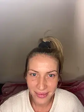 Snapshot of StellaWeb chatting on 11-11-25, 08:53 StellaWeb online show from 11-11-25, 08:53