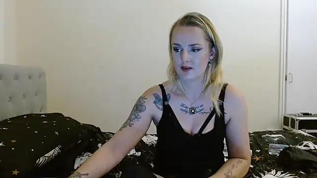 Snapshot of EmiWinters23 chatting on 10-28-25, 09:39 EmiWinters23 online show from 10-28-25, 09:39