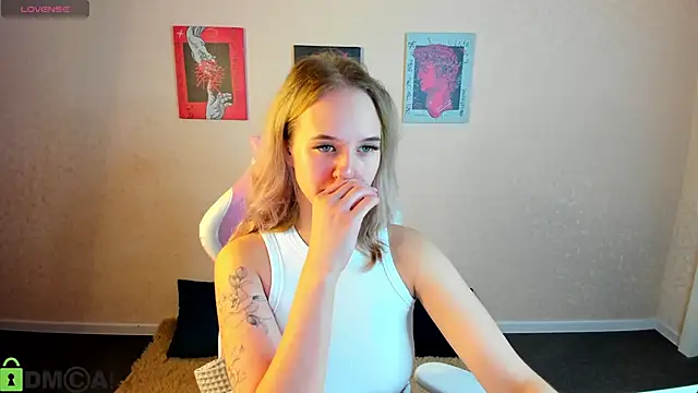 Snapshot of Casey_Sweeet chatting on 10-12-25, 01:04 Casey Sweeet online show from 10-12-25, 01:04