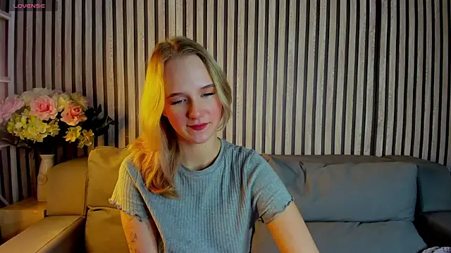 Snapshot of Casey_Sweeet chatting on 10-19-25, 04:07 Casey Sweeet online show from 10-19-25, 04:07