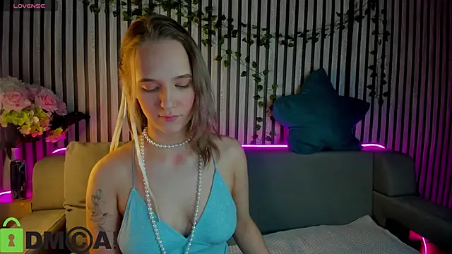 Snapshot of Casey_Sweeet chatting on 12-17-25, 04:02 Casey Sweeet online show from 12-17-25, 04:02