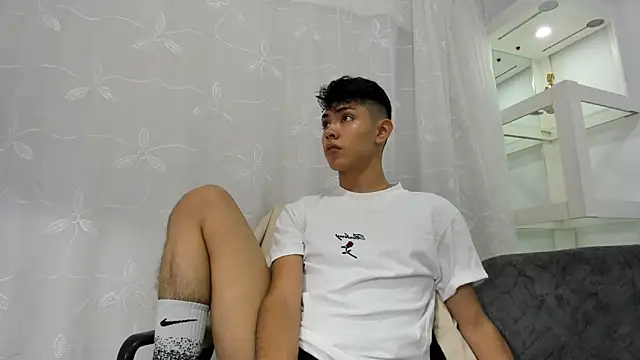 LoganTwink18 online show from 09-12-25, 12:44