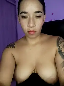 Snapshot of Valenn_fernandez chatting on 06-25-26, 05:12 Valenn fernandez online show from 06-25-26, 05:12