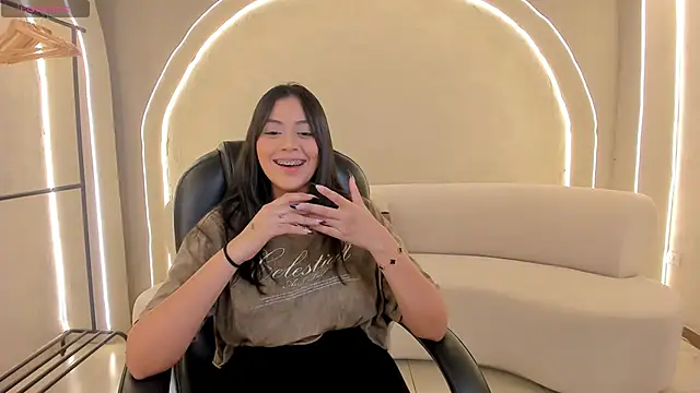 AmbarJames  online show from 11-04-25, 12:15