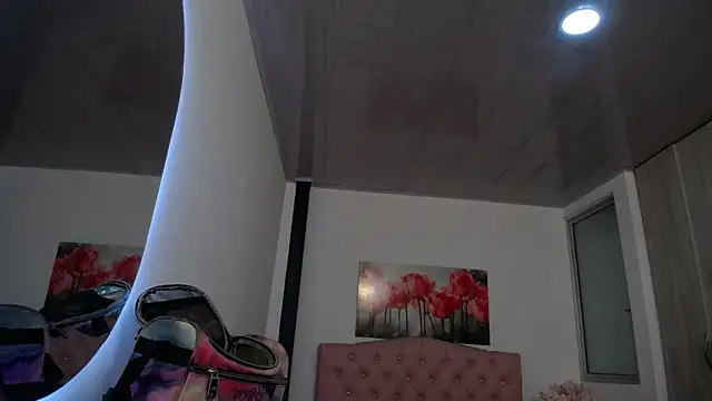 Snapshot of pinky_f00x chatting on 11-27-25, 07:49 pinky f00x online show from 11-27-25, 07:49