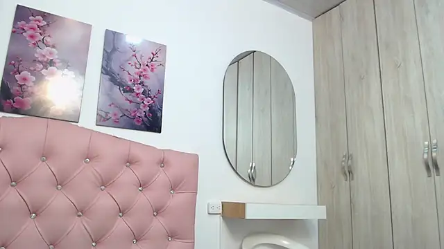 Snapshot of pinky_f00x chatting on 12-15-25, 07:18 pinky f00x online show from 12-15-25, 07:18