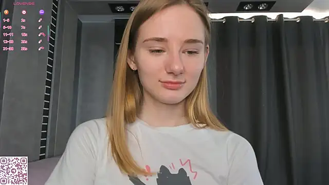 Snapshot of ElvinaRose chatting on 10-20-25, 03:40 ElvinaRose online show from 10-20-25, 03:40