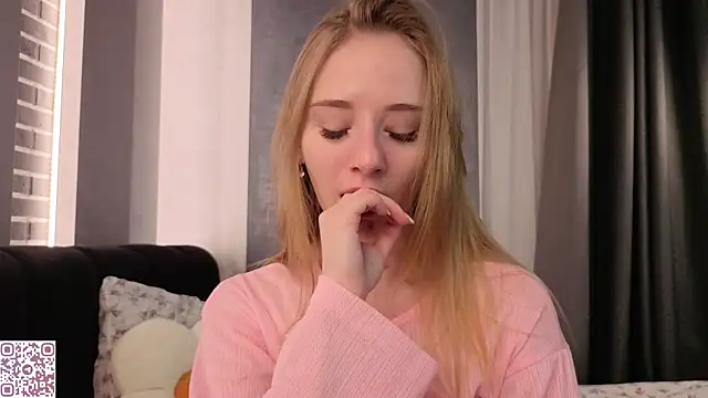 Snapshot of ElvinaRose chatting on 12-15-25, 02:16 ElvinaRose online show from 12-15-25, 02:16