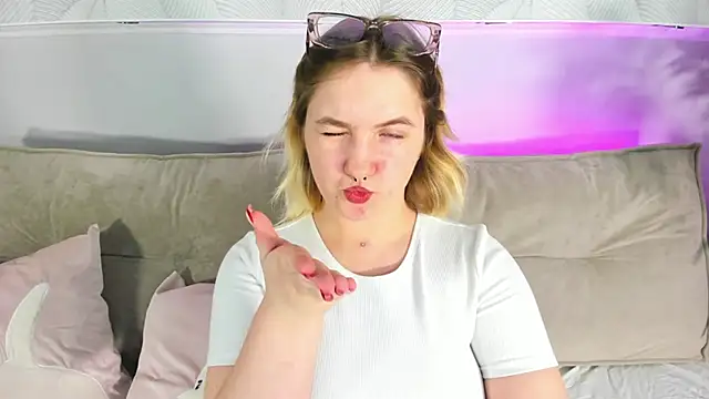 Julia Jips online show from 09-18-25, 08:05