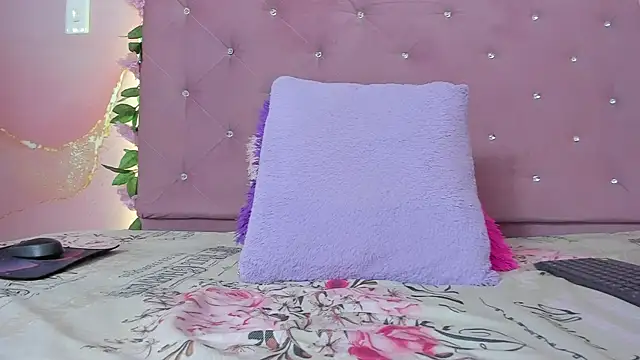 violet taylor  online show from 04-28-26, 02:21