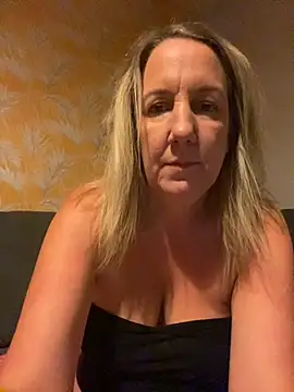 Snapshot of X-Victoria-X chatting on 09-14-25, 12:43 X-Victoria-X online show from 09-14-25, 12:43