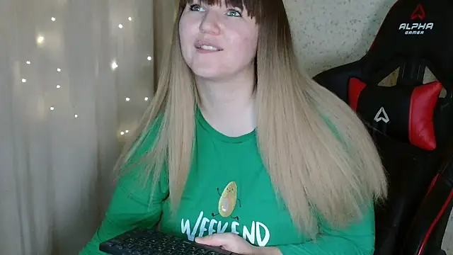 Snapshot of Miaxfox chatting on 11-25-25, 02:17 Miaxfox online show from 11-25-25, 02:17