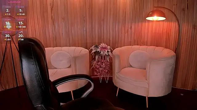 Snapshot of MeganScott chatting on 12-23-24, 08:47 MeganScott online show from 12-23-24, 08:47