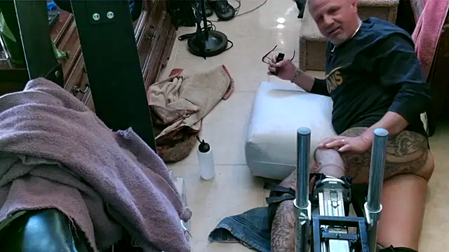 Snapshot of 6mickey9 chatting on 10-20-25, 08:53 6mickey9 online show from 10-20-25, 08:53