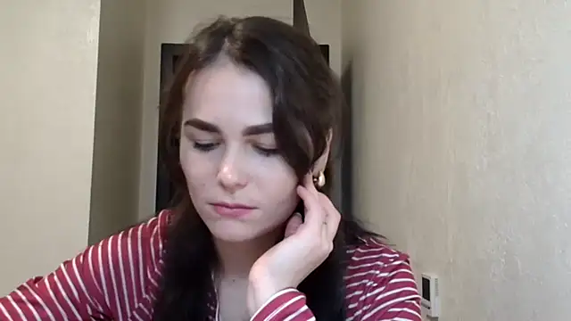 Snapshot of Silviaa_a chatting on 12-15-25, 02:21 Silviaa a online show from 12-15-25, 02:21