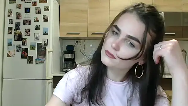 Snapshot of Silviaa_a chatting on 12-20-25, 08:05 Silviaa a online show from 12-20-25, 08:05