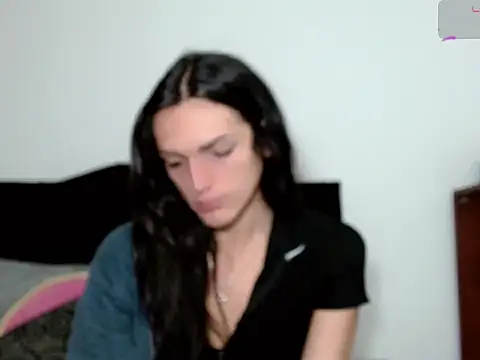 Snapshot of x_isabella_x chatting on 12-04-25, 03:32 x isabella x online show from 12-04-25, 03:32