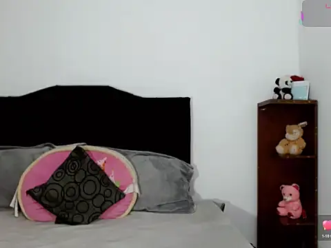 Snapshot of x_isabella_x chatting on 12-05-25, 02:47 x isabella x online show from 12-05-25, 02:47